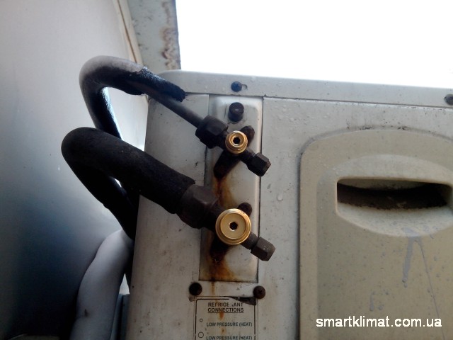 Клапан заправочный кондиционера внешний блок. Обмерзает тонкая трубка кондиционера внешний блок. Заправочный порт сплит системы. Кран наружного блока кондиционера. Вентиль внешнего блока.